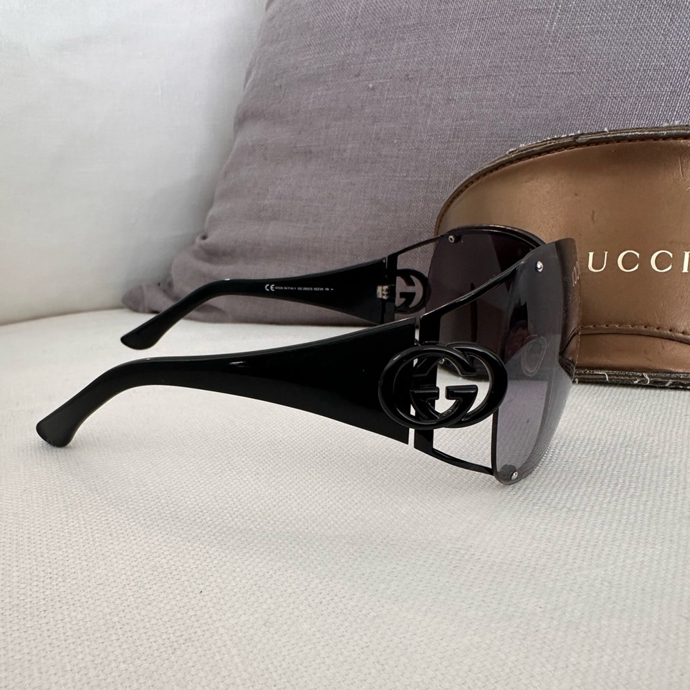 Black Gucci sunglasses - Picture 2 of 6